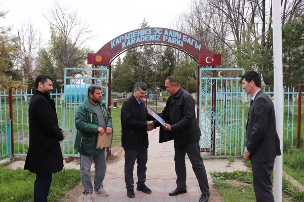 Карадениз эс алуу багынын демөөрчүлөрүнө ыраазычылык катын тапшыруу аземи