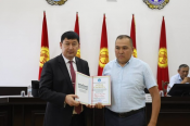 Жергиликтүү өз алдынча башкаруунун кызматкерлеринин майрамына карата Көк-Жар айылдык кенешинин төрагасы Р.Араповго Кыргыз Республикасынын Президентинин Ош облусундагы ыйгарым укуктуу өкүлүнүн "Ардак" грамотасын ыйгаруу аземи